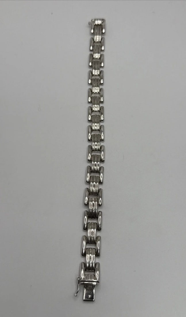 7" STERLING SILVER SQUARE LINK BRACELET 20.8 GRAMS: 7" STERLING SILVER SQUARE LINK BRACELET 20.8 GRAMS This 7" Sterling Silver Square Link Bracelet weighs 20.8 grams and features a chain style design with square-shaped links made of 925 sterling silver