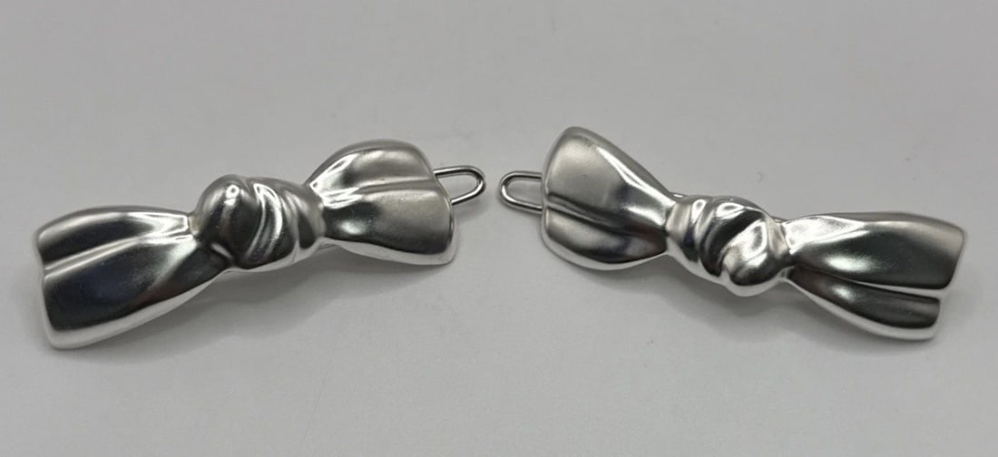 STERLING SILVER TAXCO MEXICO BOW BARRETTES (SET OF 2): STERLING SILVER TAXCO MEXICO BOW BARRETTES (SET OF 2) These Sterling Silver Taxco Mexico Bow Barrettes are a set of 2 elegant hair clips made by the renowned brand Taxco. Crafted with high-quality 925