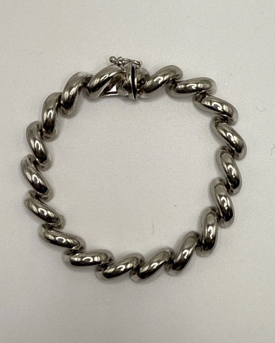 STERLING SILVER 7" MACARONI BRACELET 20 GRAMS: STERLING SILVER 7" MACARONI BRACELET 20 GRAMS This Sterling Silver 7" Macaroni Bracelet weighs 20 grams and features a simple yet elegant chain style design. The bracelet is crafted from 925 sterling 