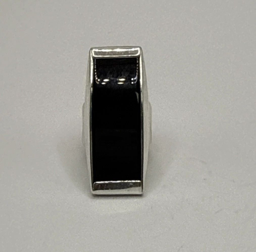 STERLING SILVER & ONYX LONG RING SIZE 6: STERLING SILVER & ONYX LONG RING SIZE 6 STERLING SILVER & ONYX LONG RING SIZE 6 Crafted with sophistication, this Sterling Silver & Onyx Long Ring is a timeless addition to any jewelry collection. The