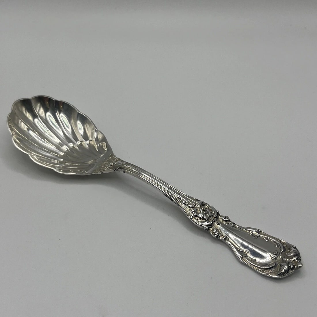 BURGUNDY BY REED AND BARTON SHELL SUGAR SPOON: BURGUNDY BY REED AND BARTON SHELL SUGAR SPOON BURGUNDY BY REED AND BARTON SHELL SUGAR SPOON This Reed and Barton burgundy shell sugar spoon is a beautiful addition to any antique silver collection. Cr