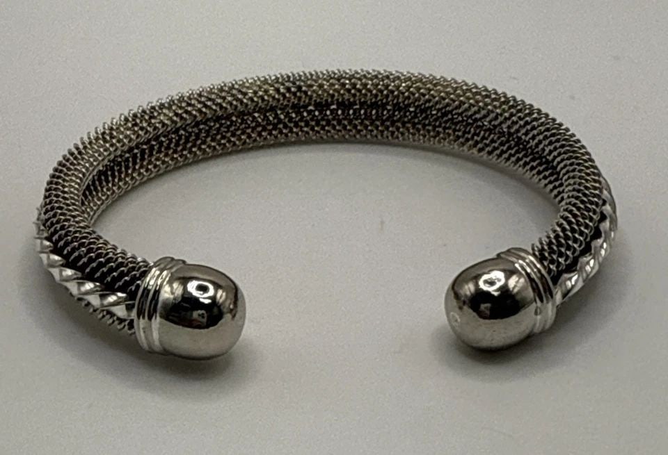 SPIRAL MESH 925 SILVER CUFF BRACELET 22.8 GRAMS: SPIRAL MESH 925 SILVER CUFF BRACELET 22.8 GRAMS This Designer Sterling Silver Spiral Mesh Cuff Bracelet weighs 22.8 grams and has an adjustable cuff style. It is made of 925 silver and features a mesh