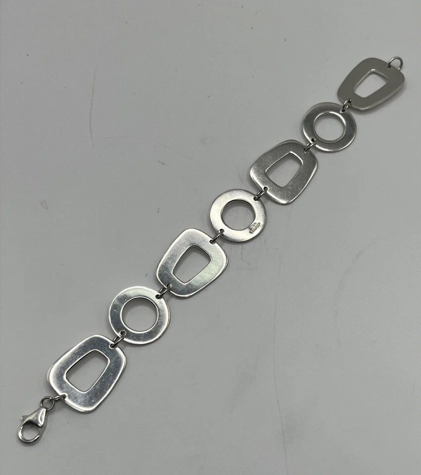 STERLING SILVER HAMMERED OPEN CIRCLES LINK BRACELET 7": STERLING SILVER HAMMERED OPEN CIRCLES LINK BRACELET 7" STERLING SILVER HAMMERED OPEN CIRCLES LINK BRACELET 7" Elevate your style with this stunning Sterling Silver Hammered Open Circles Link Bracelet.