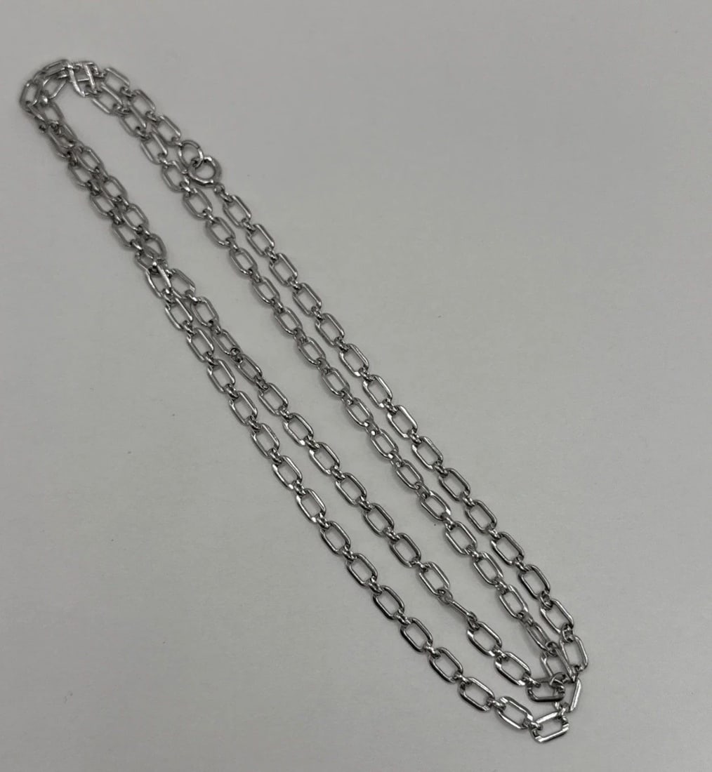 27" STERLING SILVER PAPER CLIP NECKLACE 13.4 GRAMS: 27" STERLING SILVER PAPER CLIP NECKLACE 13.4 GRAMS The product is a 27" necklace crafted from 925 sterling silver with a unique paper clip style design. Weighing 13.4 grams, this piece of fine jewelry