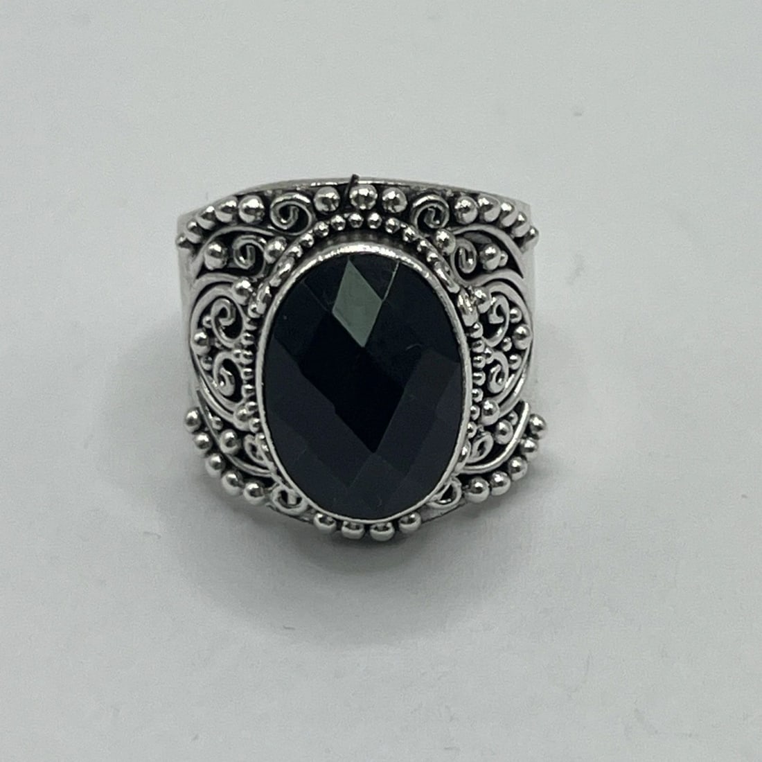 STERLING SILVER 925 OVAL SHAPED ONYX RING SIZE 7: STERLING SILVER 925 OVAL SHAPED ONYX RING SIZE 7 STERLING SILVER 925 OVAL SHAPED ONYX RING SIZE 7 This is a stunning Sterling Silver 925 ring featuring an oval-shaped black Onyx stone, perfect for tho