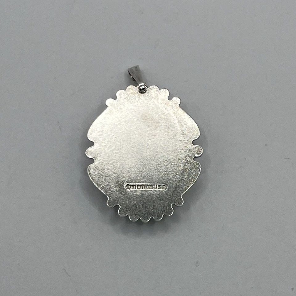 NAVAJO STERLING SILVER & TURQUOISE PENDANT: NAVAJO STERLING SILVER & TURQUOISE PENDANT NAVAJO STERLING SILVER & TURQUOISE PENDANT This Navajo pendant is crafted from sterling silver and features a beautiful oval-shaped turquoise stone as the ma