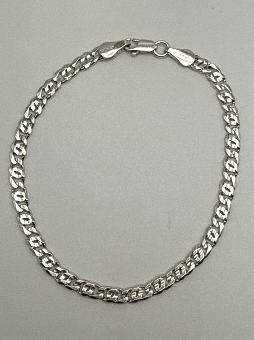 STERLING SILVER 8.5" CUBAN LINK BRACELET 8.2 GRAMS: STERLING SILVER 8.5" CUBAN LINK BRACELET 8.2 GRAMS This product is a 8.5" Cuban Link Bracelet made of 925 sterling silver, weighing 8.2 grams. It features a simple chain style with no main stone, maki