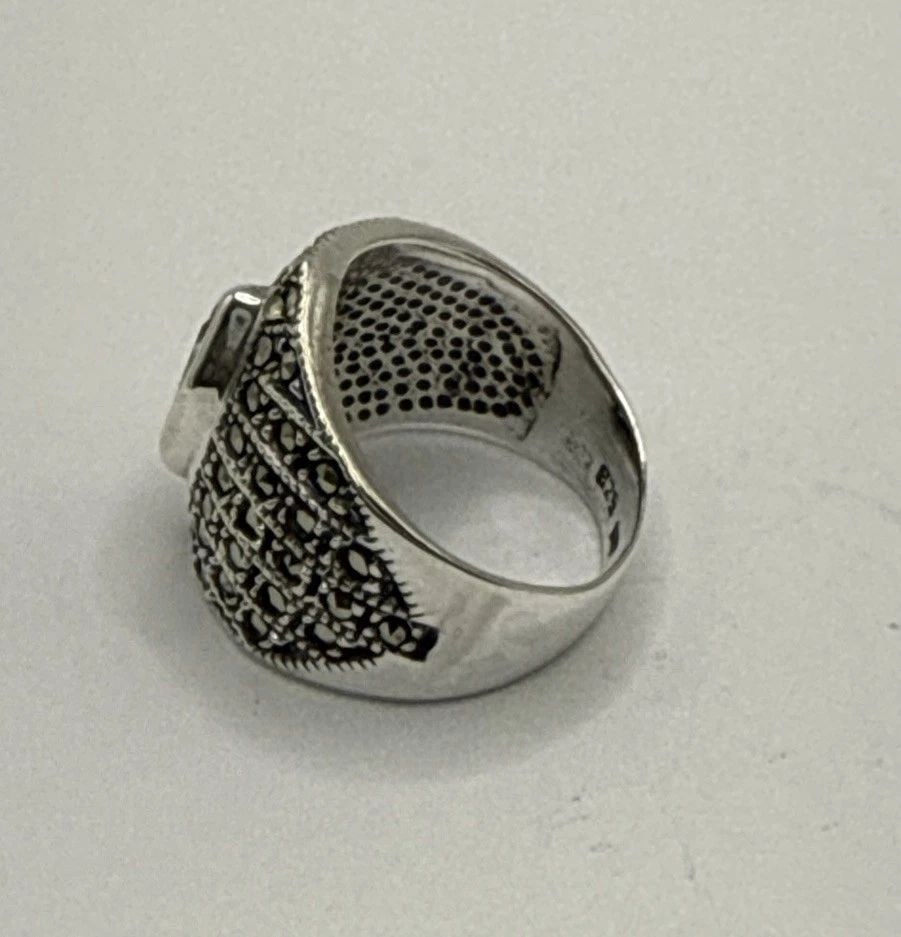 STERLING SILVER RING WITH BLUE STONE & MARCASITE SIZE 6: STERLING SILVER RING WITH BLUE STONE & MARCASITE SIZE 6 STERLING SILVER RING WITH BLUE STONE & MARCASITE SIZE 6 This is a sterling silver ring with a blue stone and marcasite. The ring is size 6 and h