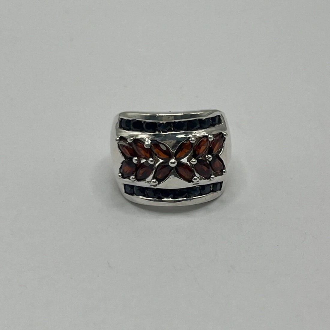 RETRO STERLING SILVER LADIES WIDE BAND RING SIZE 6 WITH RED & BLACK STONES (1 of 2)