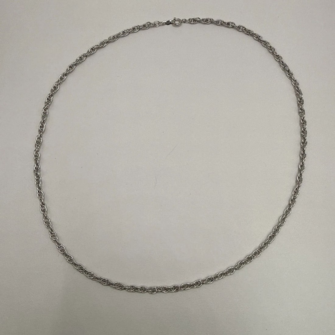 18" STERLING SILVER OVAL LINK NECKLACE 9.3 GRAMS: 18" STERLING SILVER OVAL LINK NECKLACE 9.3 GRAMS This 18" Sterling Silver Oval Link Necklace weighs 9.3 grams and is crafted with 925 sterling silver. The necklace features a chain style design with o