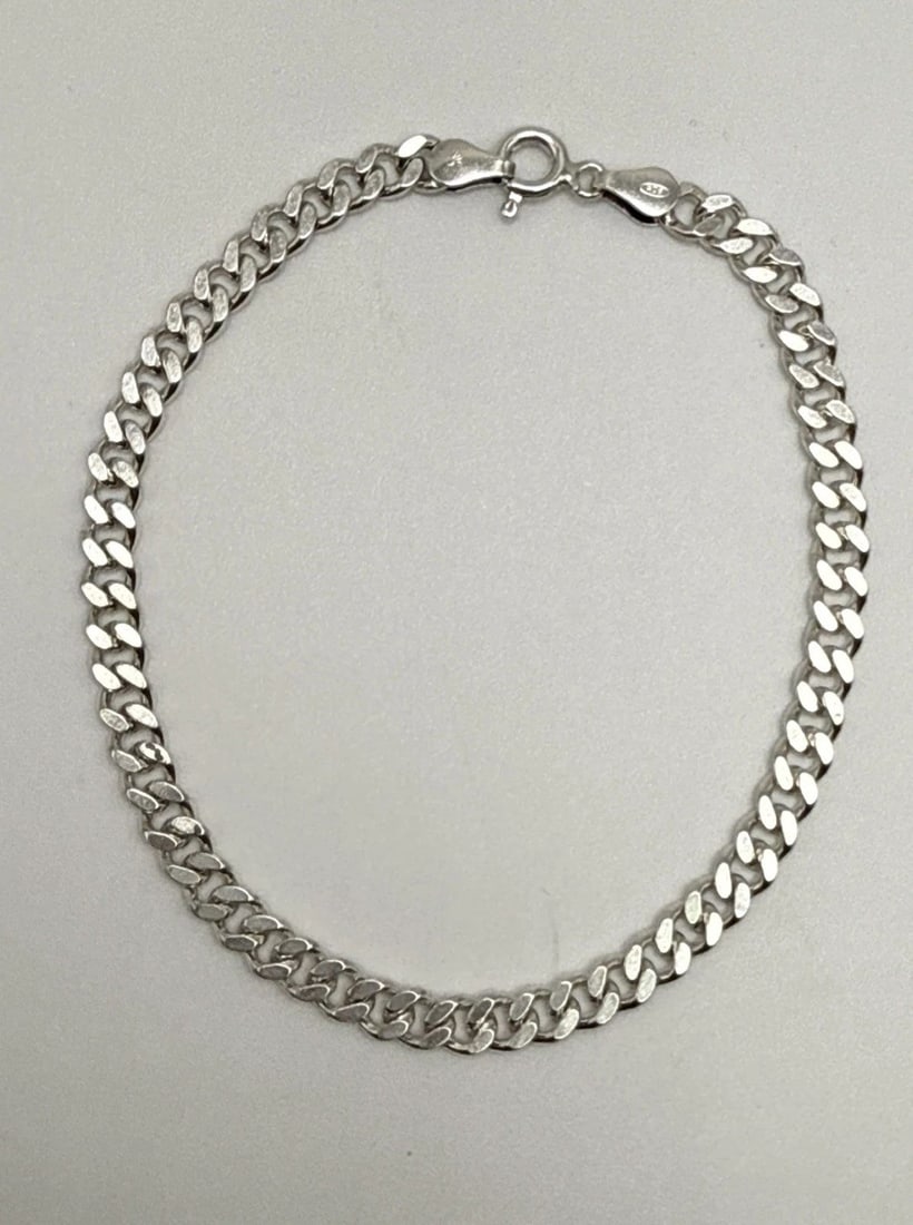 STERLING SILVER 8" CUBAN BRACELET 7.8 GRAMS: STERLING SILVER 8" CUBAN BRACELET 7.8 GRAMS This 8" Cuban bracelet is crafted from 925 sterling silver, weighing 7.8 grams. The bracelet features a stylish chain design with a Cuban link style, perfec
