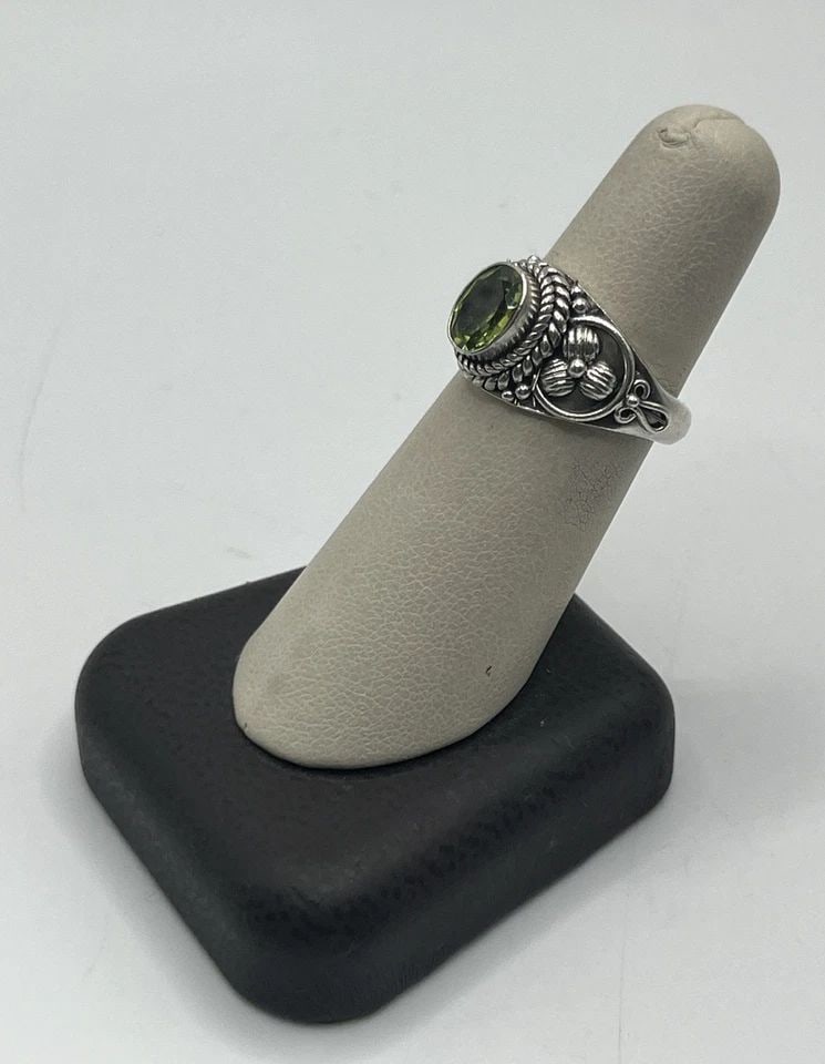 STERLING SILVER WITH GREEN STONE RING SIZE 7.25 (1 of 1)