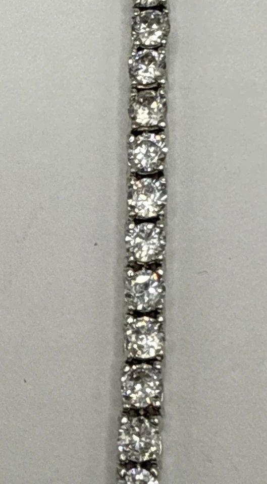 STERLING SILVER & COLORLESS STONE BRACELET 7" 10.6 GRAMS: STERLING SILVER & COLORLESS STONE BRACELET 7" 10.6 GRAMS The Sterling Silver & Colorless Stone Bracelet is a stunning piece of fine jewelry that exudes elegance and sophistication. Crafted from high-q