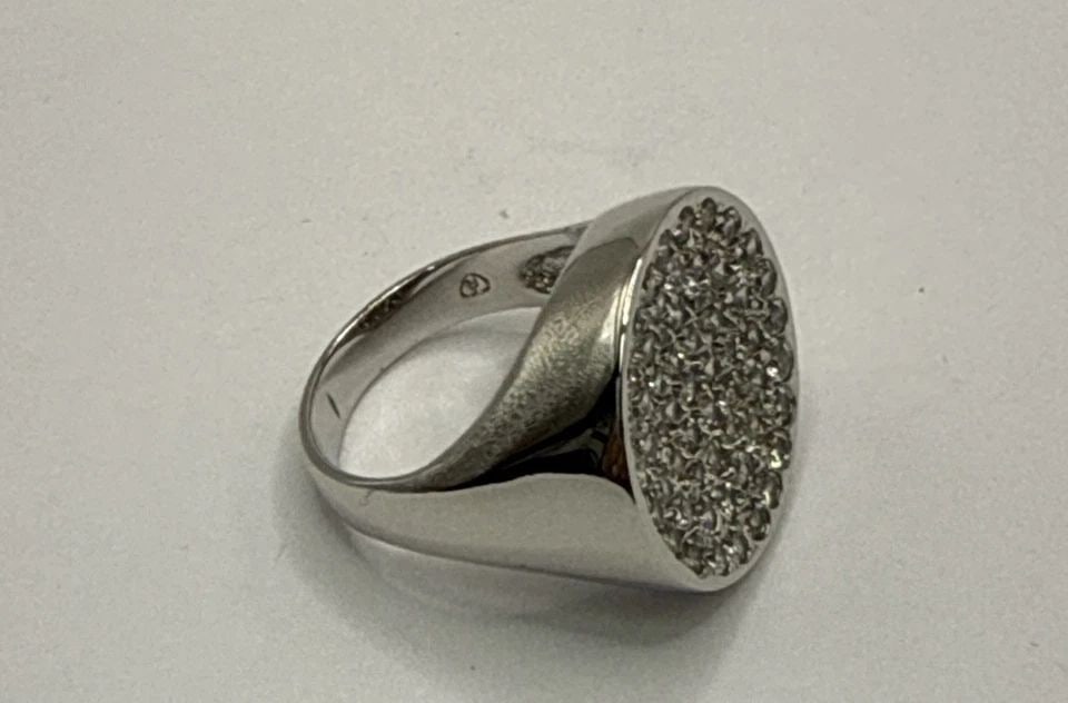 STERLING SILVER & COLORLESS STONE CIRCLE RING SIZE 6: STERLING SILVER & COLORLESS STONE CIRCLE RING SIZE 6 STERLING SILVER & COLORLESS STONE CIRCLE RING SIZE 6 This sterling silver and colorless stone circle ring in size 6 is a delicate and elegant piece