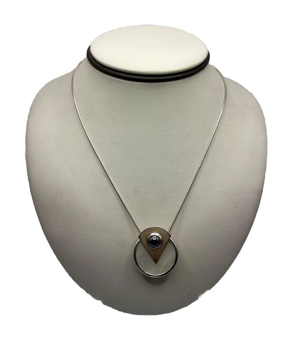 STERLING SILVER WITH MOTHER OF PEARL CIRCLE PENDANT ON 18" SNAKE CHAIN (1 of 1)