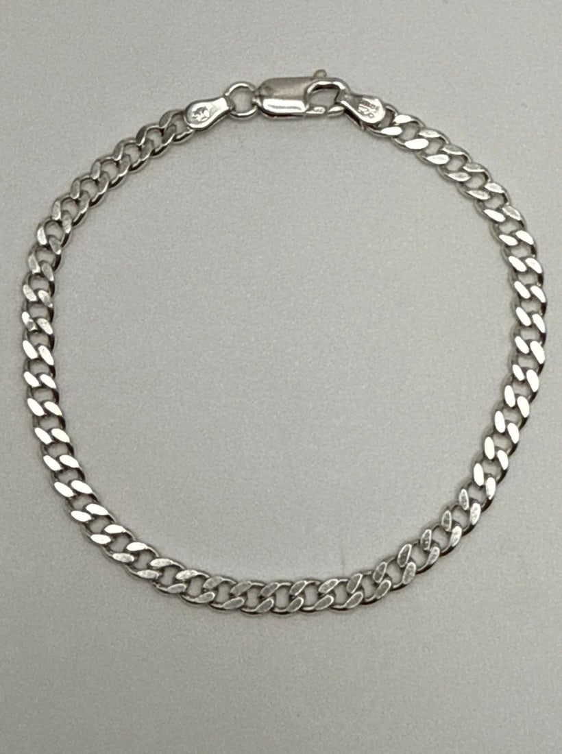 STERLING SILVER 7" CUBAN BRACELET 5.0 GRAMS: STERLING SILVER 7" CUBAN BRACELET 5.0 GRAMS This product is a 7" Cuban link bracelet made of 925 sterling silver, weighing 5.0 grams. The sleek and stylish design of the chain bracelet showcases a cla