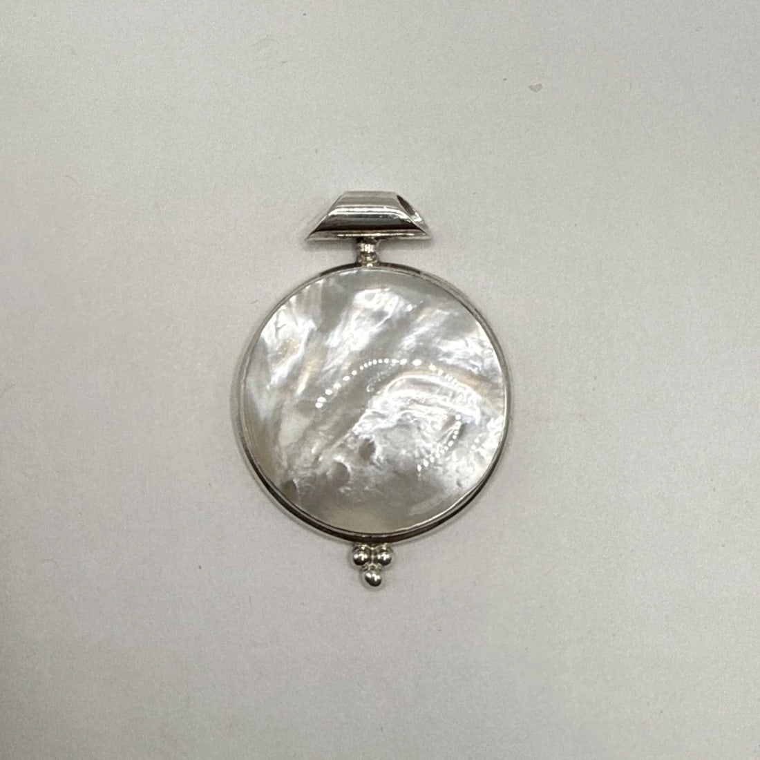 STERLING SILVER ROUND MOTHER OF PEARL PENDANT (1 of 2)