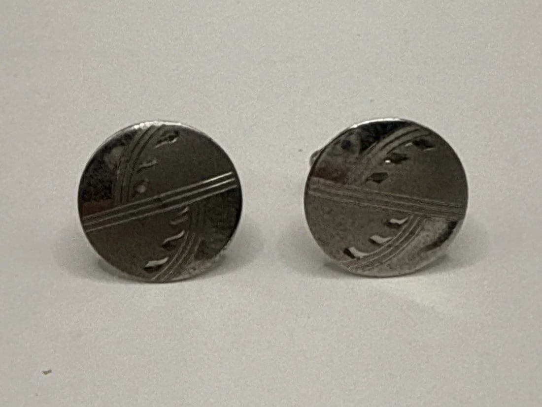 1960'S STERLING SILVER ROUND LEAF ENGRAVED CUFFLINKS (1 of 2)