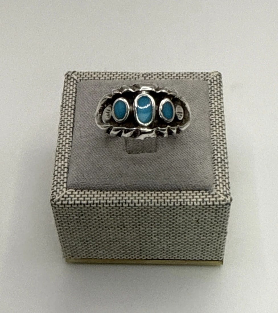NAVAJO STERLING SILVER WITH FLUSH INLAY TURQUOISE ROW OF STONES SIZE 8 The Chrome Hearts Plus: The Chrome Hearts Plus Bubblegum Ring is a luxurious accessory crafted from sterling silver, featuring a size 7.5 ring band. This stylish ring is designed by the renowned brand Chrome Hearts, making i