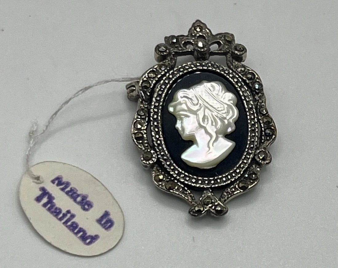 VINTAGE STERLING SILVER & MARCASITE CAMEO PENDANT/BROOCH: VINTAGE STERLING SILVER & MARCASITE CAMEO PENDANT/BROOCH VINTAGE STERLING SILVER & MARCASITE CAMEO PENDANT/BROOCH This vintage piece of jewelry is a stunning example of the beauty that can be achieved