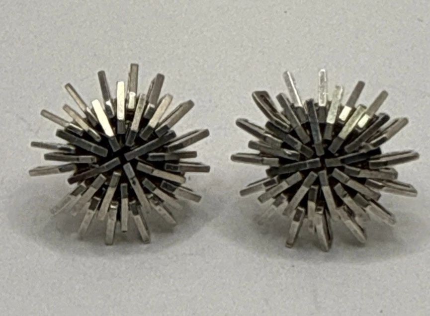 STERLING SILVER STARBUST EARRINGS: STERLING SILVER STARBUST EARRINGS STERLING SILVER STARBUST EARRINGS 5.7 g 35.These are elegant Sterling Silver Starburst Earrings, crafted with a metal purity of 925 and styled as stud earrings. The d