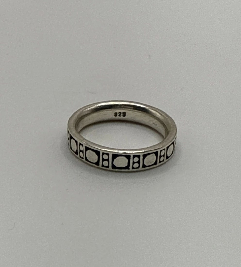 925 STERLING SILVER DOTTED BAND RING SIZE 6: 925 STERLING SILVER DOTTED BAND RING SIZE 6 This product is a size 6 sterling silver band ring, with a metal purity of 925. It does not feature a main stone, making it a simple and elegant piece of fi