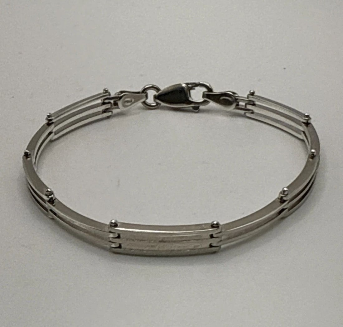 STERLING SILVER 7" LINK BRACELET 9.5 GRAMS: STERLING SILVER 7" LINK BRACELET 9.5 GRAMS This 7" link bracelet is crafted from sterling silver with a metal purity of 925. The chain style bracelet features no stone and weighs 9.5 grams. It is a si