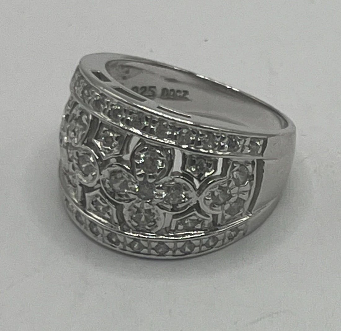 1.5"CM STERLING SILVER RING SIZE 7 WITH CZ'S & FLOWER DESIGN: 1.5"CM STERLING SILVER RING SIZE 7 WITH CZ'S & FLOWER DESIGN 1.5"CM STERLING SILVER RING SIZE 7 WITH CZ'S & FLOWER DESIGN This beautiful 1.5cm sterling silver ring features a stunning flower design ad