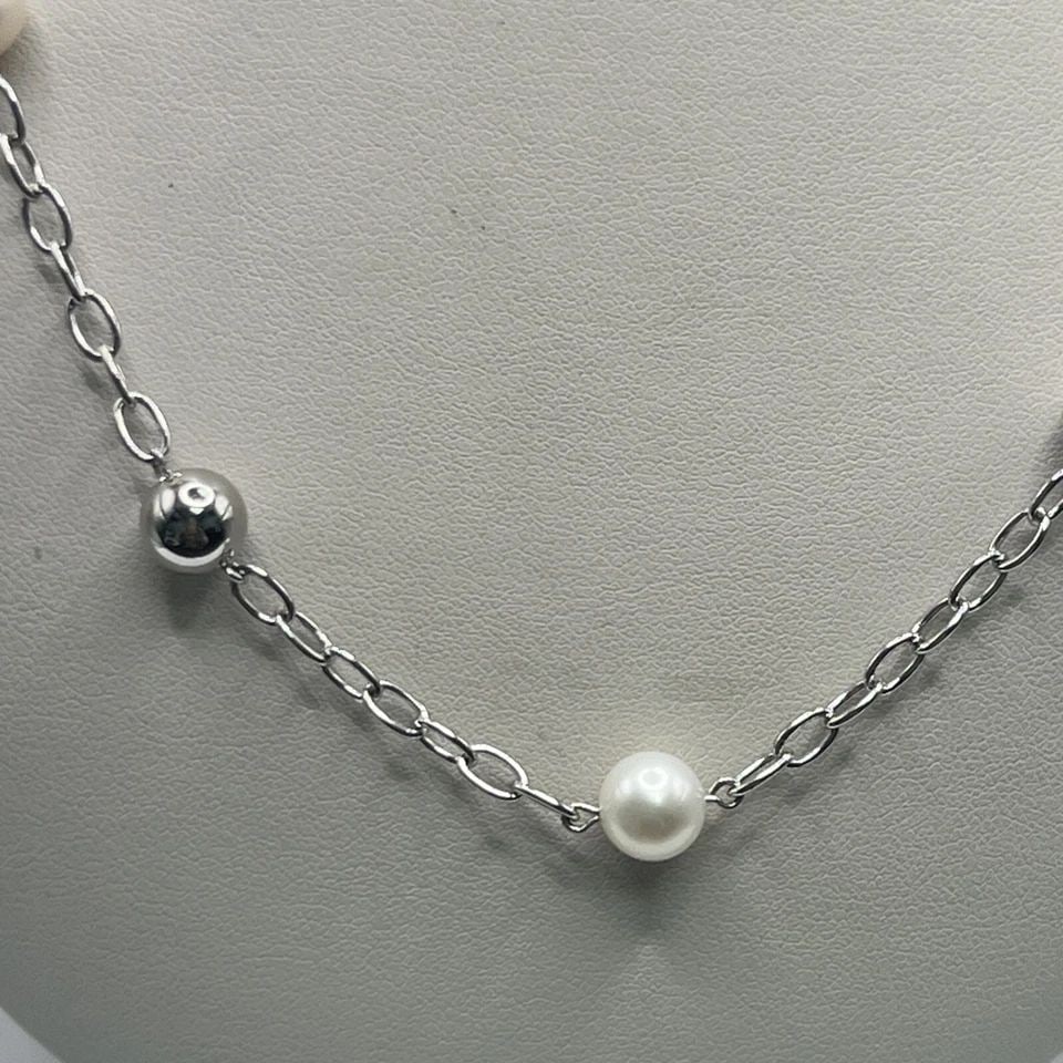 STERLING SILVER 18" LINK CHAIN WITH SILVER & WHITE BEADS: STERLING SILVER 18" LINK CHAIN WITH SILVER & WHITE BEADS STERLING SILVER 18" LINK CHAIN WITH SILVER & WHITE BEADS This is a Sterling Silver 18" Link Chain necklace adorned with Silver & White Beads. T