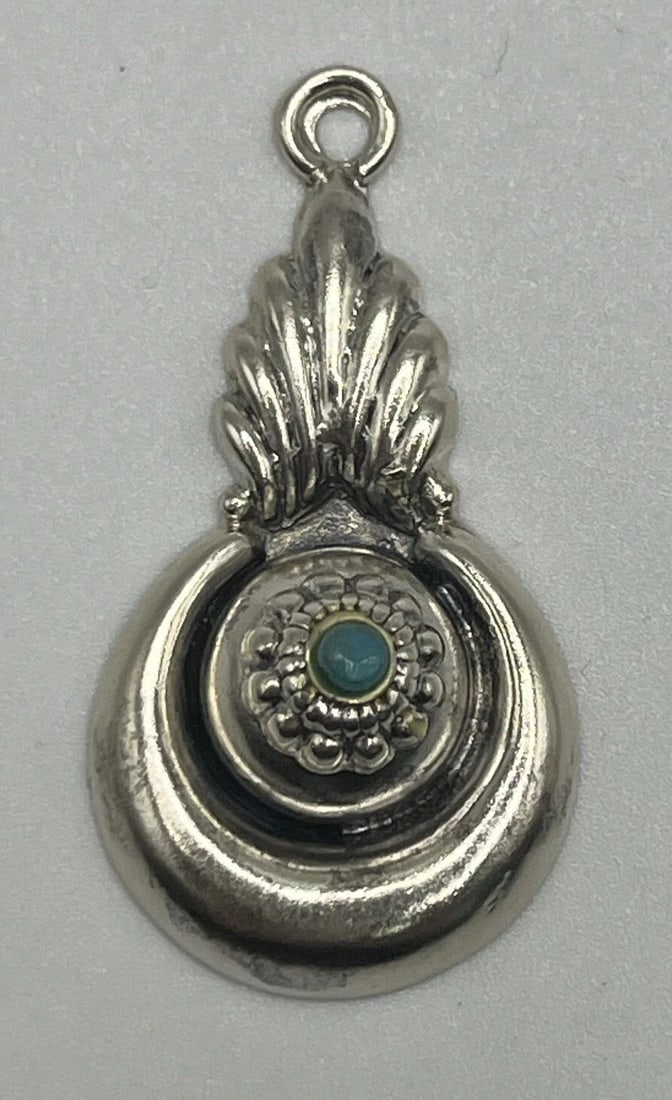 STERLING SILVER PENDANT WITH TURQUOISE STONE 3.8 GRAMS: STERLING SILVER PENDANT WITH TURQUOISE STONE 3.8 GRAMS STERLING SILVER PENDANT WITH TURQUOISE STONE 3.8 GRAMS This beautiful pendant is a stunning piece of Native American jewelry. Made from 925 sterl
