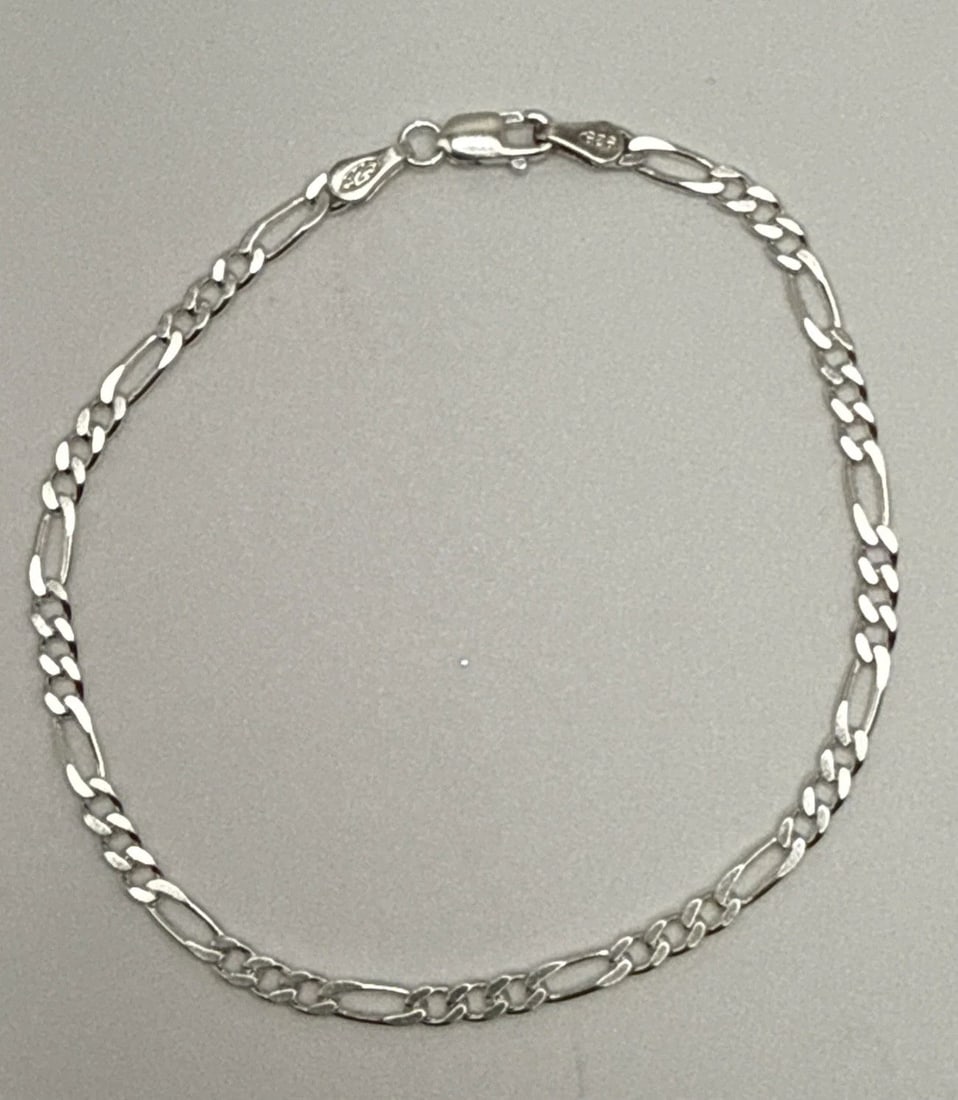 STERLING SILVER 7" FIGARO BRACELET 2.6 GRAMS: STERLING SILVER 7" FIGARO BRACELET 2.6 GRAMS This Sterling Silver 7" Figaro Bracelet is a stylish and classic accessory that is perfect for everyday wear. Made from high-quality 925 sterling silver, t