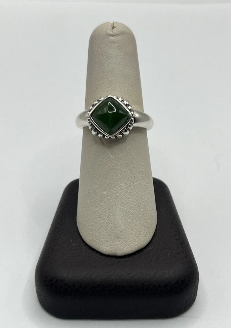 STERLING SILVER SIZE 8 RING WITH GREEN STONE: STERLING SILVER SIZE 8 RING WITH GREEN STONE STERLING SILVER SIZE 8 RING WITH GREEN STONE Add a touch of elegance to your jewelry collection with this sterling silver ring adorned with a beautiful