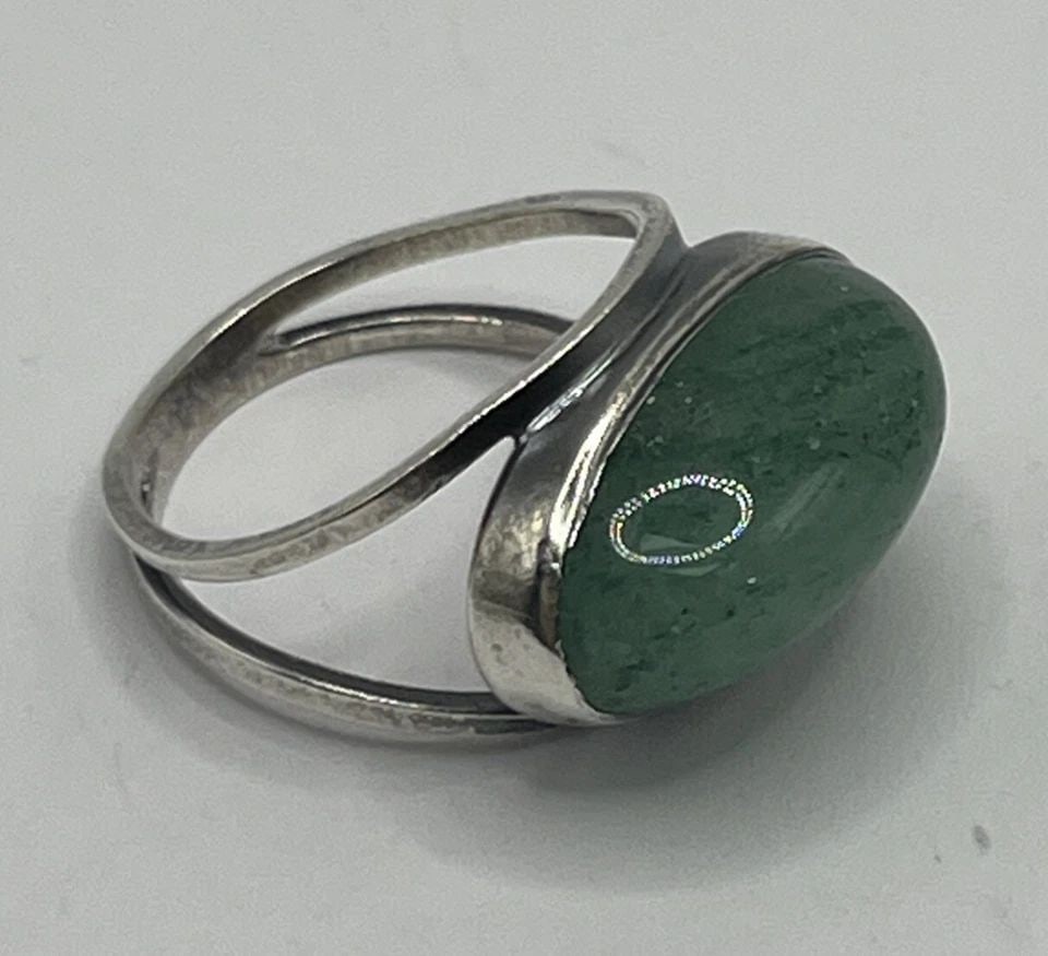 STERLING SILVER RING WITH GREEN STONE SIZE 5.5: STERLING SILVER RING WITH GREEN STONE SIZE 5.5 STERLING SILVER RING WITH GREEN STONE SIZE 5.5 4.3 grams This Sterling Silver Ring features a vibrant Green Stone in a size 5.5. Crafted from 925