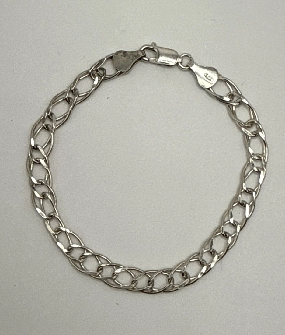 STERLING SILVER 7" LINK BRACELET 5.0 GRAMS: STERLING SILVER 7" LINK BRACELET 5.0 GRAMS This Sterling Silver 7" Link Bracelet weighs 5.0 grams and is crafted with a high quality of 925 metal purity. The chain style bracelet features a sleek desi