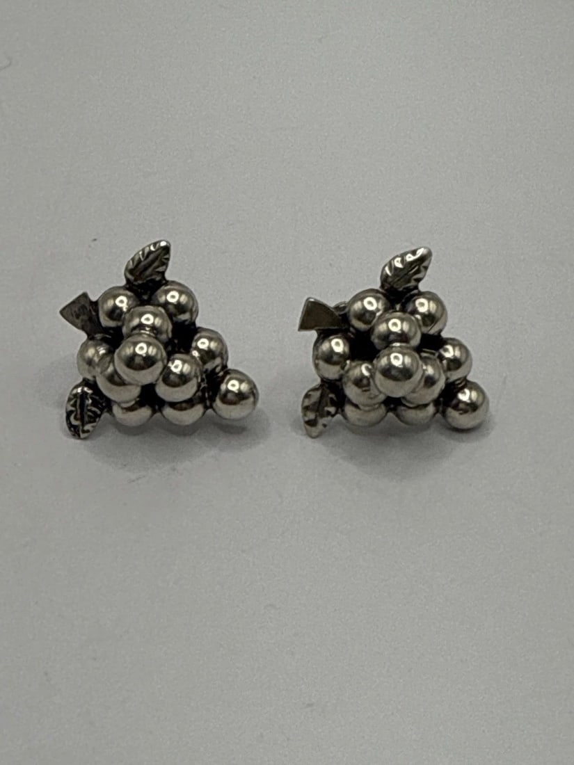 VINTAGE GRAPES WITH LEAVES MEXICO STERLING 925 SILVER SCREW BACK EARRINGS (1 of 2)