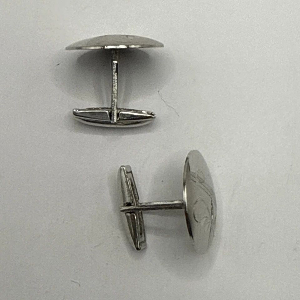 STERLING SILVER TEXTURED CIRCLE CUFFLINKS 7.4 GRAMS: STERLING SILVER TEXTURED CIRCLE CUFFLINKS 7.4 GRAMS These Sterling Silver Textured Circle Cufflinks are a stylish accessory for men who appreciate quality and sophistication. Made with 7.4 grams of st