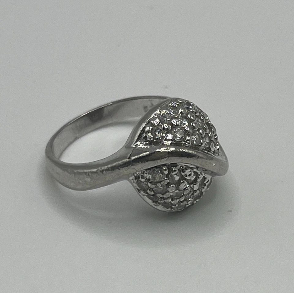 STERLING SILVER & COLORLESS STONE RING SIZE 6.25: STERLING SILVER & COLORLESS STONE RING SIZE 6.25 STERLING SILVER & COLORLESS STONE RING SIZE 6.25 This elegant ring is made of high-quality sterling silver and features a stunning colorless stone. The