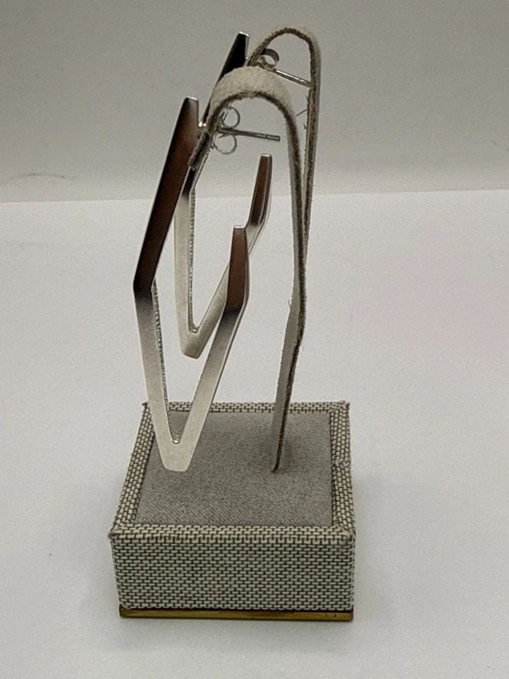 VINTAGE STERLING SILVER POLISHED ELONGATED "V" DESIGN EARRINGS (1 of 1)