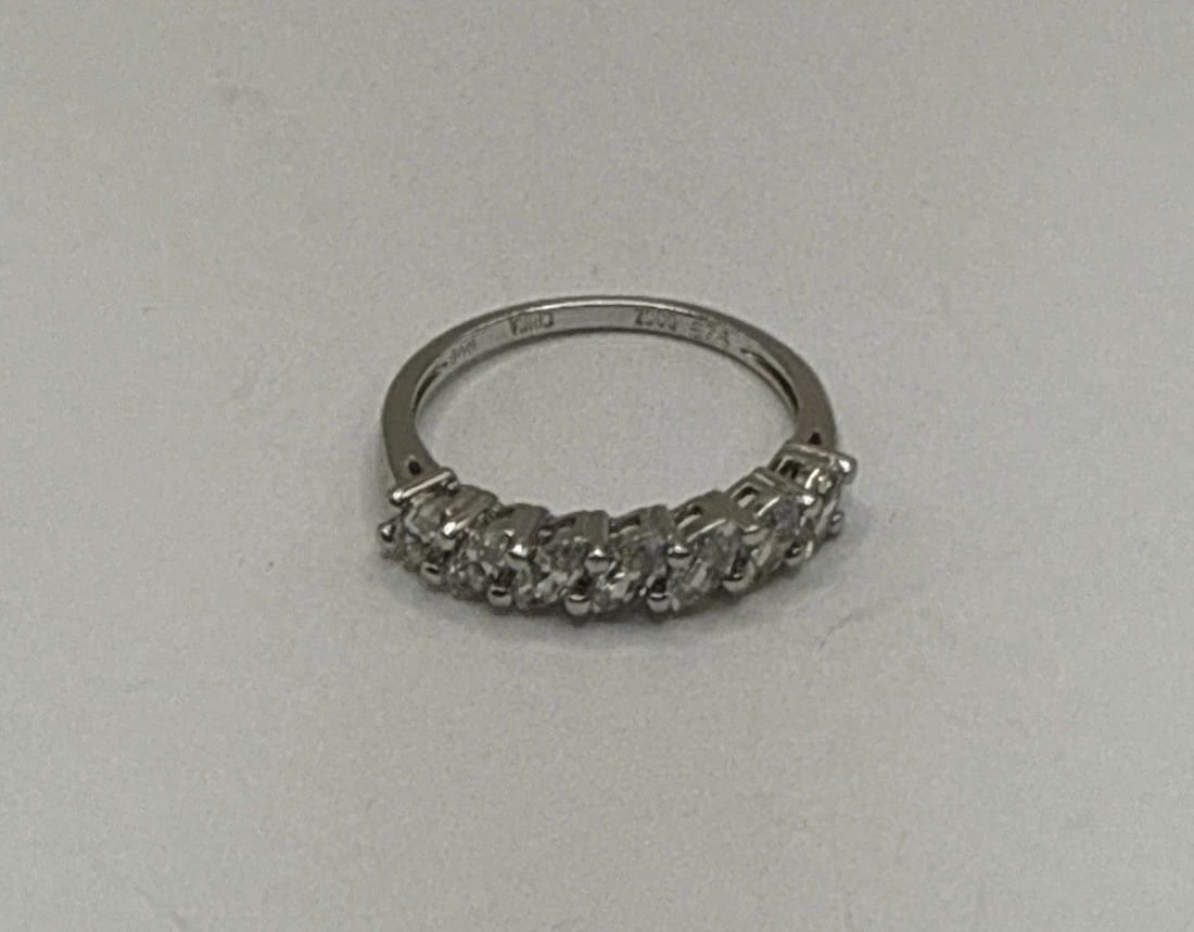 STERLING SILVER & 7 COLORLESS STONE RING SIZE 7.25: STERLING SILVER & 7 COLORLESS STONE RING SIZE 7.25 This product is a sterling silver ring with a size of 7.25 and featuring a main stone in a colorless, white hue. The ring is crafted with 925 sterlin