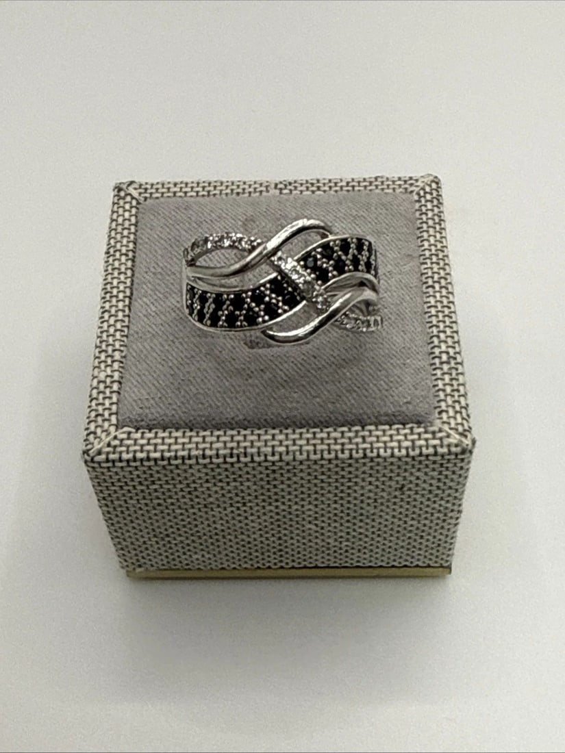 STERLING SILVER WITH BLACK SPINEL & CZ CRYSTAL CROSSOVER RING SIZE 7 This Navajo sterling silver: This Navajo sterling silver ring features a beautiful flush inlay of turquoise stones in a row. The design is inspired by Native American craftsmanship, with a metal purity of 925 sterling silver. The