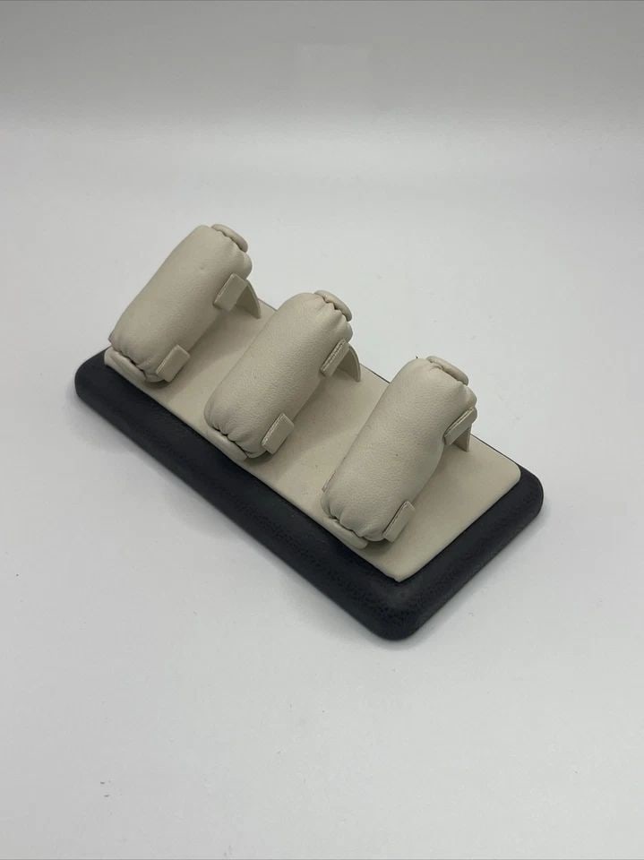 TRIPLE CUSHION RING DISPLAY UNIT - 2