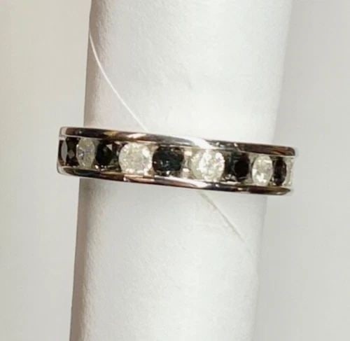 NEW 10K WHITE GOLD BAND WITH 1.0CTW BLACK & WHITE DIAMONDS (SIZE 7) 3.4 GRAM: UNISEX 10K WHITE GOLD BAND WITH 1CT BLACK AND WHITE DIAMONDS (SIZE 7) Unisex 10k White Gold Band with 1CT Black and White Diamonds (Size 7) You are bidding on a new with tags Unisex 10k White Gold Ban