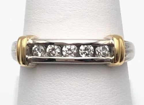 14K WHITE GOLD RING WITH GOLD ACCENTS, 0.25CTS OF DIAMONDS (SIZE: 8.5) 3.1 GRAMS: 14K WHITE GOLD RING WITH YELLOW GOLD ACCENTS AND 0.25CTS DIAMONDS SIZE: 8.5 14k White Gold Ring with Yellow Gold accents and 0.25cts Diamonds You are bidding on a 14k White Gold Ring with Yellow Gold 
