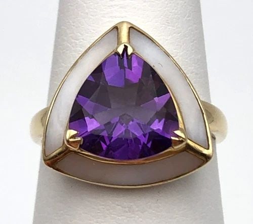 14K GOLD TRIANGLE RING, 2.6CT AMETHYST, MOTHER OF PEARL INLAY (SIZE 7) 3.8 GRAM: 14K GOLD TRILLION SHAPED RING WITH AMETHYST AND MOTHER OF PEARL INLAY 14k Gold Trillion Shaped Ring with center Amethyst and Mother of Pearl inlay Condition: Used, has been cleaned Material: 14k Yello