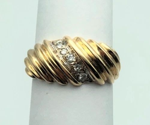 14K YELLOW GOLD RING WITH 0.15CTW NATURAL DIAMONDS (SIZE: 5.25) 3.8 GRAMS: 14K YELLOW GOLD VERTICAL LAYERED RING WITH DIAMONDS (SIZE: 5.25) 14k Yellow Gold Vertical Layered Ring with center Diamonds You are bidding on a 14k Yellow Gold Vertical Layered Ring with center Diamo