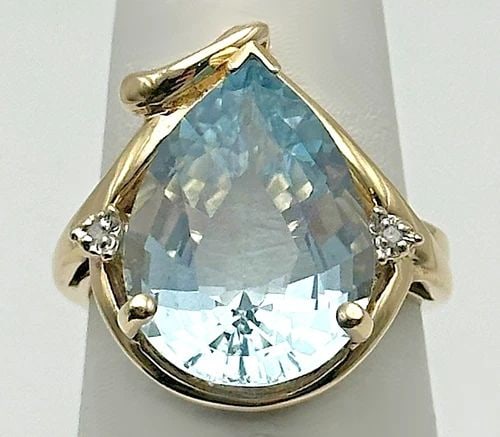 10K GOLD PEAR SHAPE RING, BLUE TOPAZ, 0.02CTW DIAMONDS (SIZE 6.25) 5.3 GRAM: 10K GOLD PEAR SHAPED RING WITH BLUE TOPAZ AND 0.02CTS OF DIAMONDS SIZE: 6.25 10k Gold Pear shaped Ring with Blue Topaz and 0.02cts of Diamonds Condition: Used, has been fully checked, cleaned, and pol