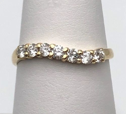 14K GOLD CURVED/WAVY BAND WITH 0.42CTS VVS2/VS1 DIAMONDS (SIZE 7) 1.5 GRAM: 14K GOLD CURVED / WAVEY BAND WITH 0.42CTS VVS DIAMONDS SIZE: 7 14k Gold Curved / Wavey Band with 0.42cts VVS Diamonds Condition: Display model. No tags, moved around in inventory. Never owned. Defects