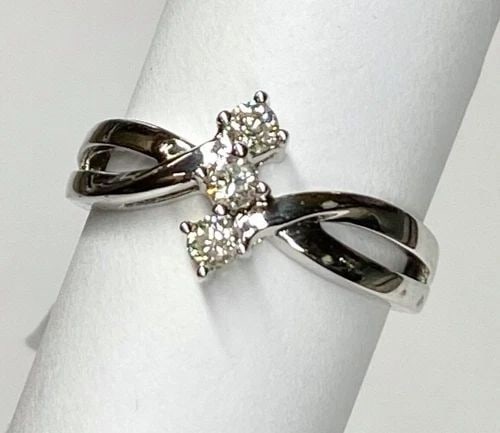 NEW 14K WHITE GOLD RING INFINITY STYLE 0.25CTW DIAMONDS (SIZE 6.75) 2.9 GRAM: WOMEN'S 14K WHITE GOLD RING WITH 0.25CT DIAMONDS (SIZE 6.75) Women's 14k White Gold Ring with 0.25CT Diamonds (Size 6.75) You are bidding on a new with tags Women's 14k White Gold Ring with Diamonds. 