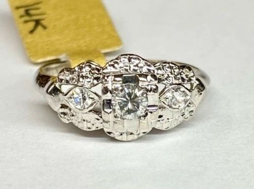 VINTAGE 14K WHITE GOLD RING WITH 0.25CTW DIAMONDS (SIZE 5.25) 2.5 GRAMS: WOMEN'S VINTAGE 14K WHITE GOLD RING WITH DIAMONDS 0.25CTW (SIZE 5.25) Women's Vintage 14k White Gold Ring with Diamonds 0.25CTW (Size 5.25) You are bidding on a pre-owned Women's Vintage 14k White Gol