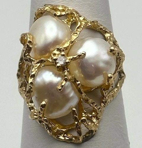 10K GOLD RING WITH 3 PEARL AND SINGLE DIAMOND (SIZE 7.25) 5.6 GRAM: LADIES BEAUTIFUL PEARL 10K RING WITH 0.01 CT. DIAMOND Ladies Beautiful Pearl 10K Ring with 0.01 ct. Diamond You are bidding on a preowned Ladies 10K pearl ring with diamond. The yellow gold is 10k. Th